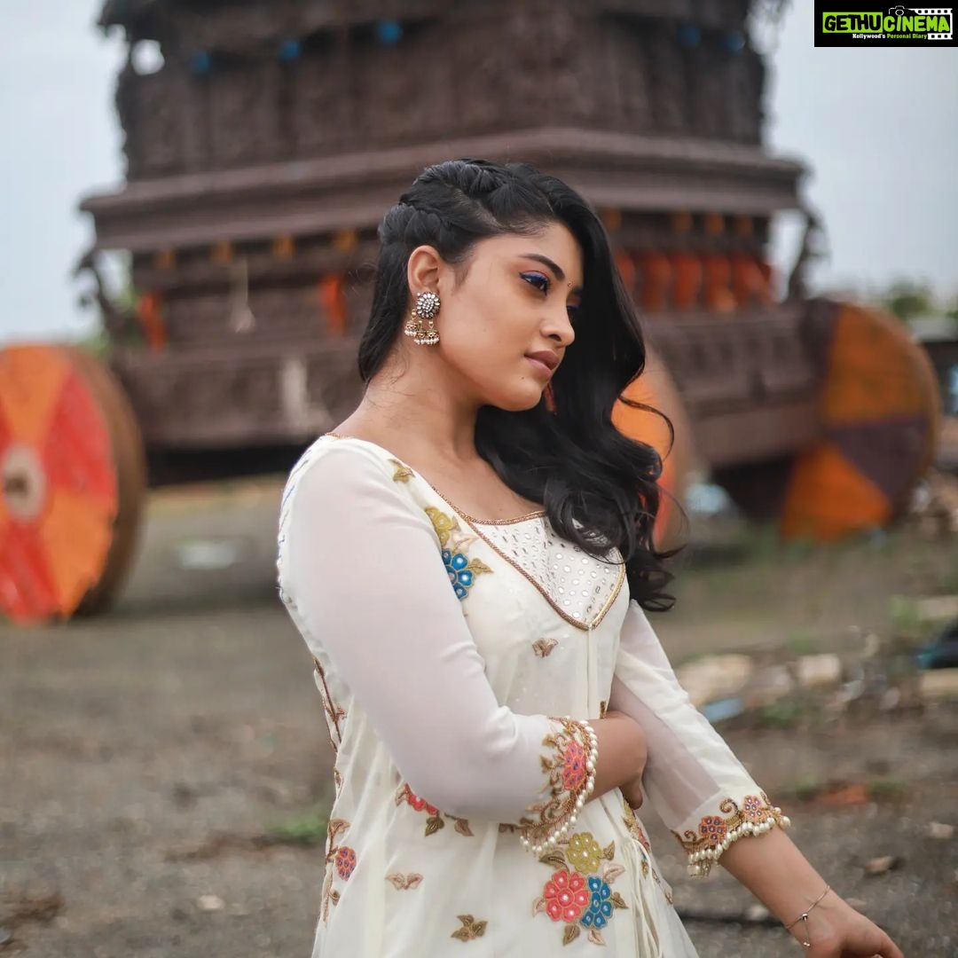 Ammu Abhirami Instagram - 🌼🌼🌼 Styling: @shriya_sriram Outfit: @shrees_ethnic_wear Photography Team: @sat_narain @the.portrait.culture @__studio_j_ @praveenbabu96