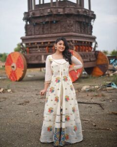 Ammu Abhirami Instagram - 🌼🌼🌼 Styling: @shriya_sriram Outfit: @shrees_ethnic_wear Photography team: @sat_narain @the.portrait.culture @__studio_j_ @praveenbabu96