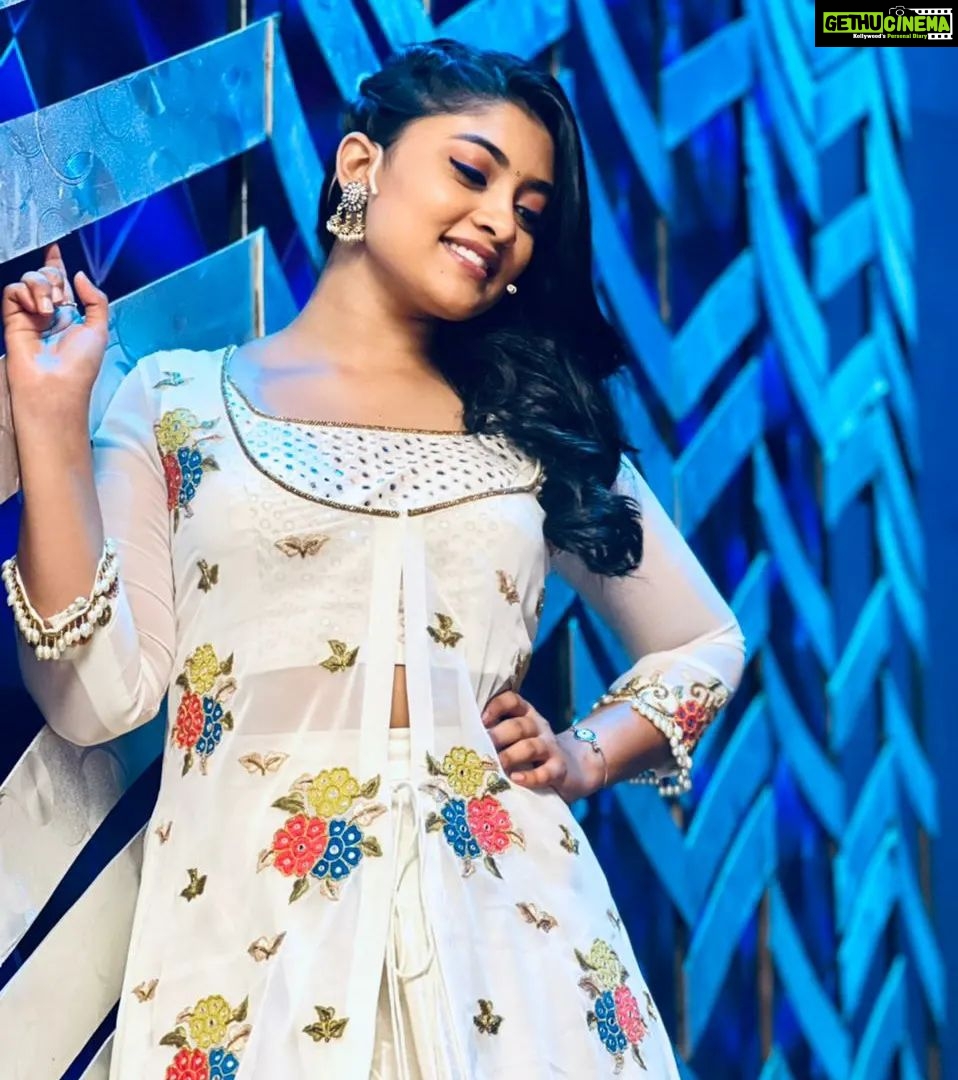 Ammu Abhirami Instagram - 🌼🌼🌼 Styling: @shriya_sriram Outfit: @shrees_ethnic_wear Photography: @sat_narain @the.portrait.culture @__studio_j_ @praveenbabu96 *2nd and 3rd pictures are taken by our darling anchor the one and only @rakshan_vj ❤️*