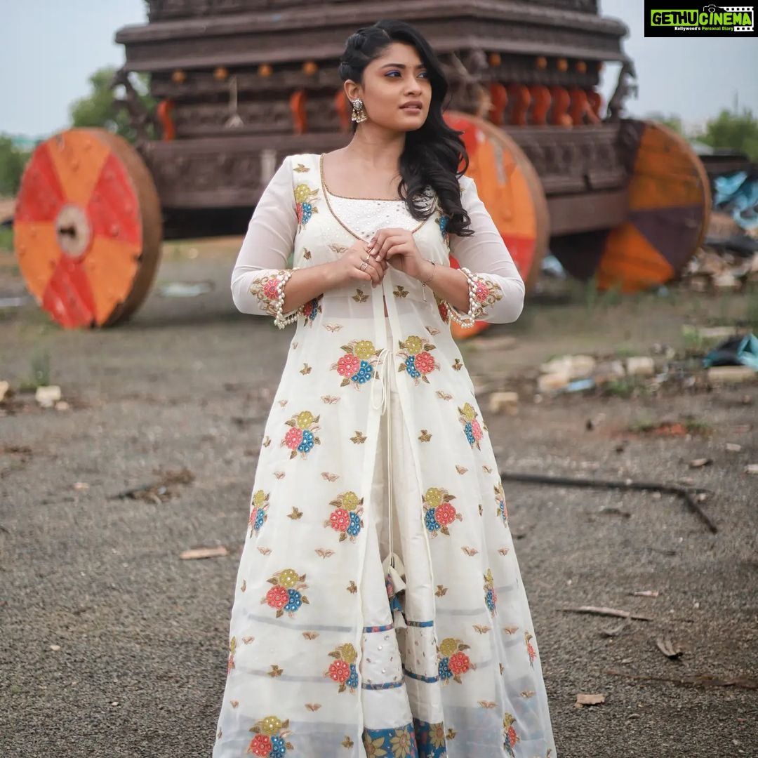 Ammu Abhirami Instagram - 🌼🌼🌼 Styling: @shriya_sriram Outfit: @shrees_ethnic_wear Photography Team: @sat_narain @the.portrait.culture @__studio_j_ @praveenbabu96