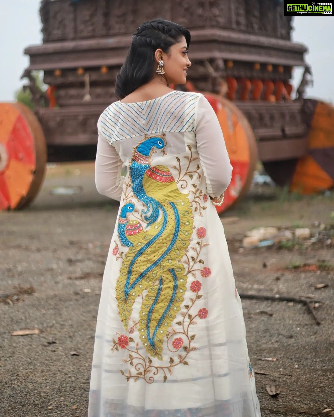 Ammu Abhirami Instagram - 🌼🌼🌼 Styling: @shriya_sriram Outfit: @shrees_ethnic_wear Photography team: @sat_narain @the.portrait.culture @__studio_j_ @praveenbabu96
