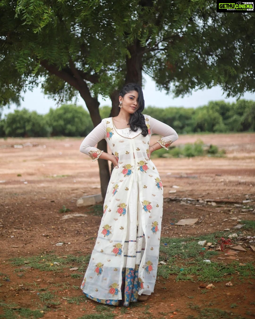 Ammu Abhirami Instagram - 🌼🌼🌼 Styling: @shriya_sriram Outfit: @shrees_ethnic_wear Photography team: @sat_narain @the.portrait.culture @__studio_j_ @praveenbabu96
