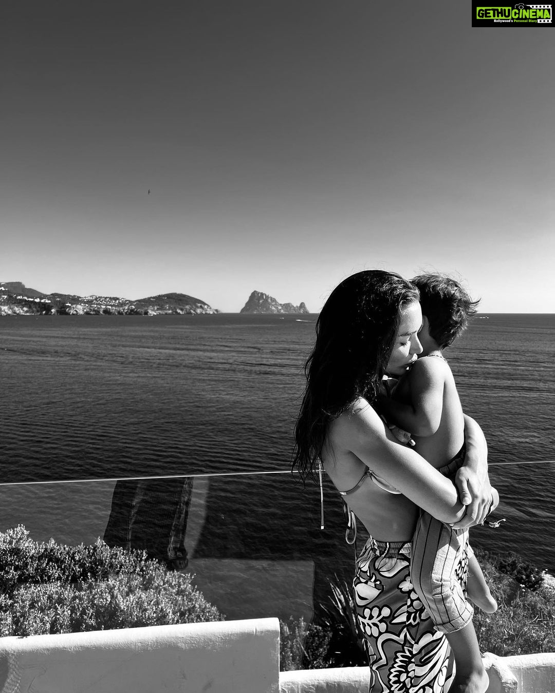 Amy Jackson Instagram - Super Moons mixed with Super Love π«ΆπΌ β¨ππ€πΌπ«ππͺ¬π Ibiza, Spain
