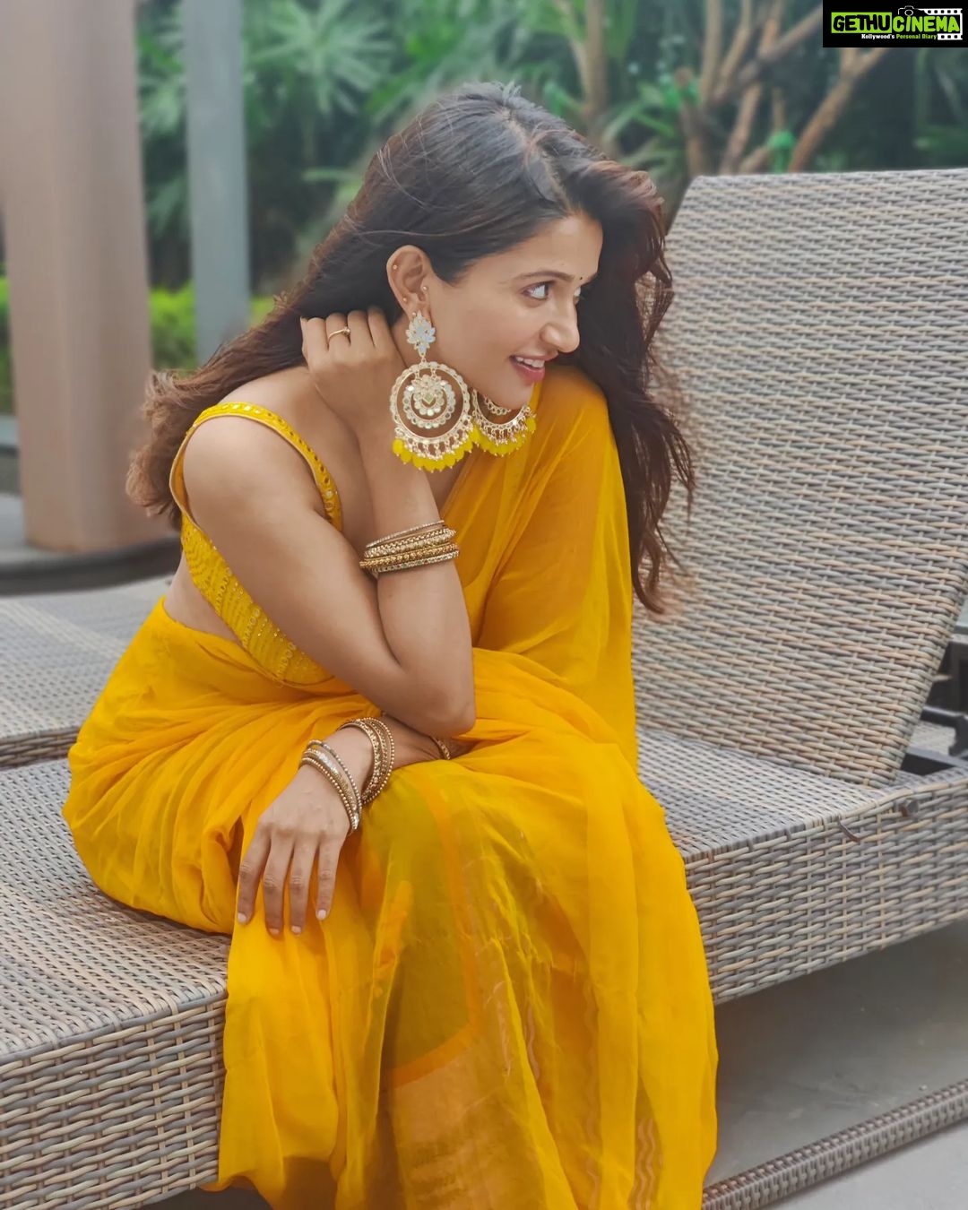 Anaika Soti Instagram - 🧡🧡🧡🧡 📸- @they_see_sharaab ...thankyou for always making me look nice 🙈