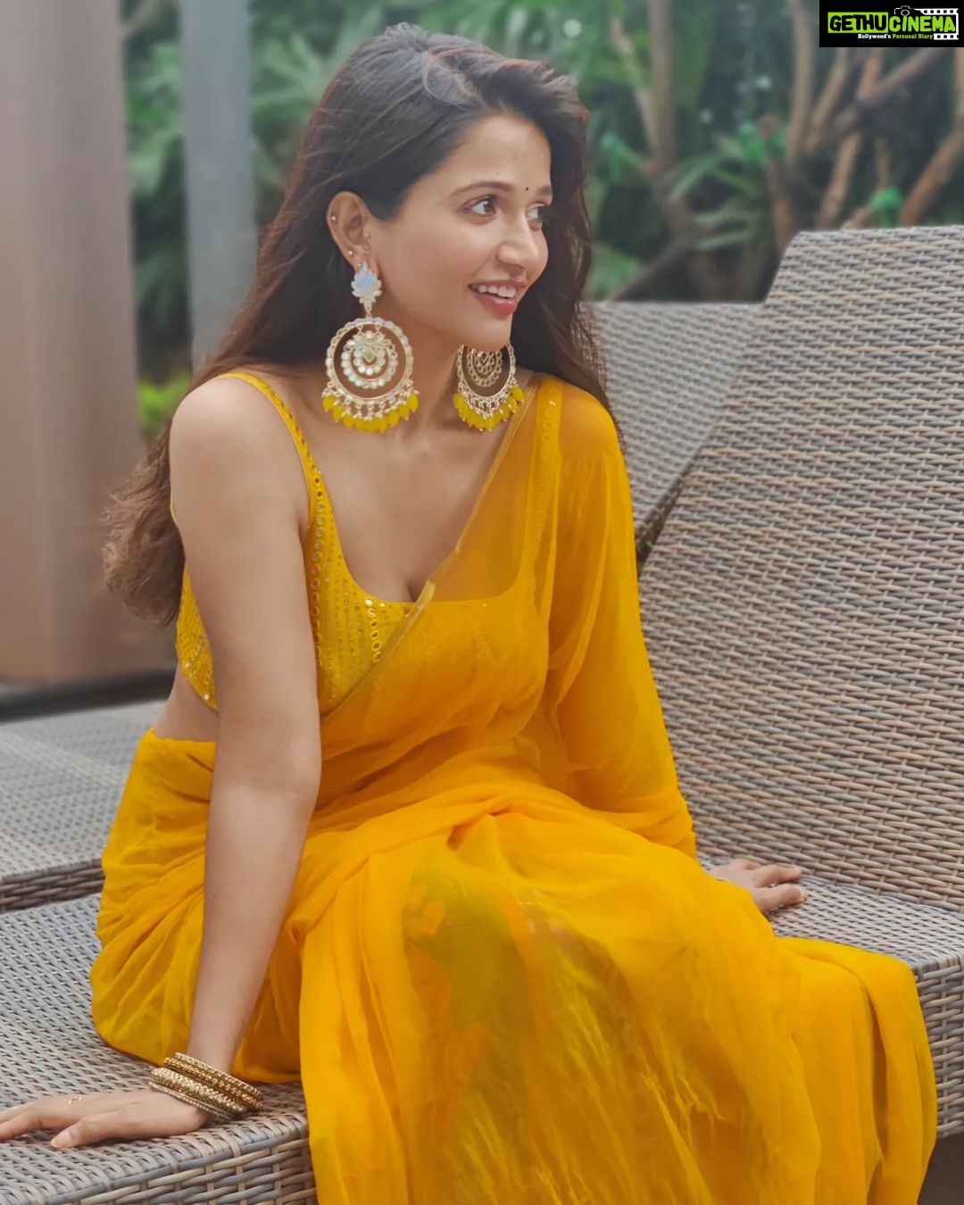 Anaika Soti Instagram - 🧡🧡🧡🧡 📸- @they_see_sharaab ...thankyou for always making me look nice 🙈