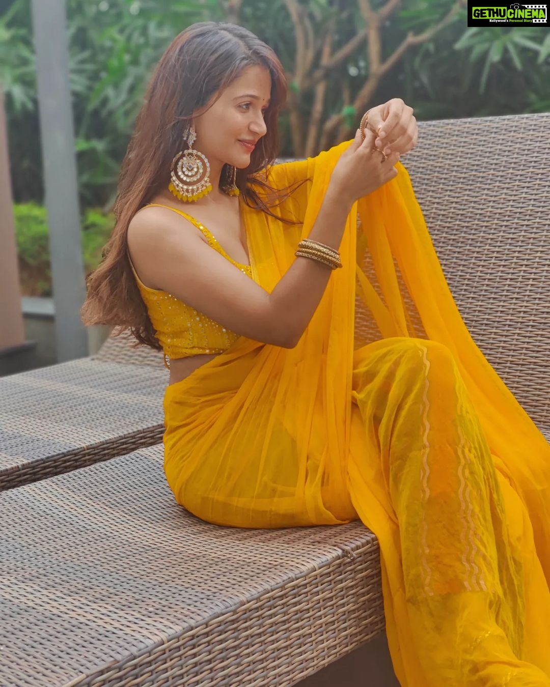 Anaika Soti Instagram - 🧡🧡🧡🧡 📸- @they_see_sharaab ...thankyou for always making me look nice 🙈