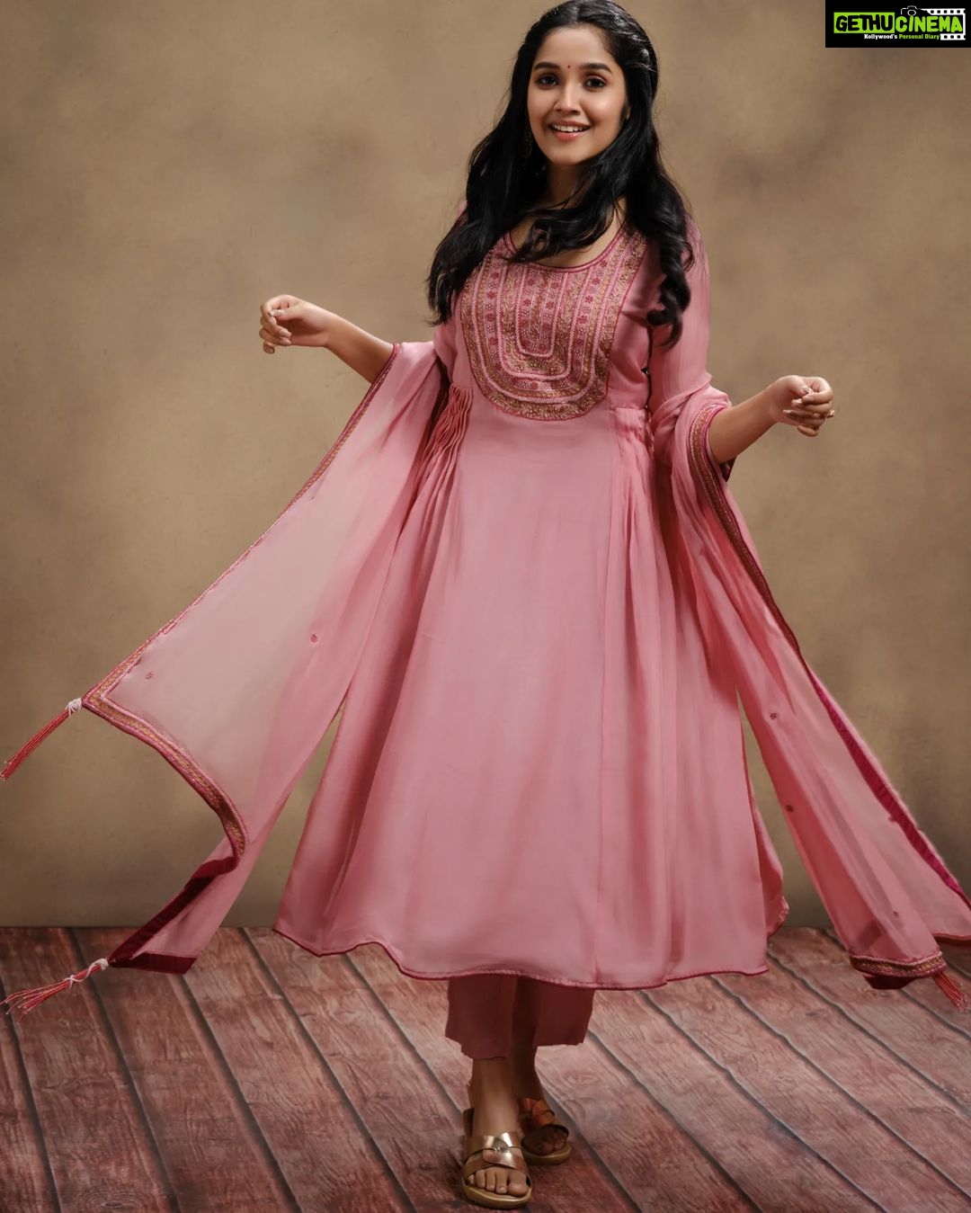 Anikha Instagram - @arsignatureofficial @shafishakkeer @anusharejiar @femy_antony__ @vishnupriyaprakasan