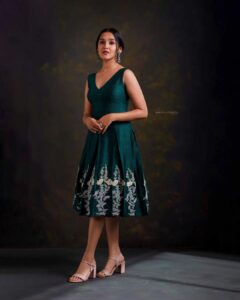 Anikha Instagram - 💚💚 @arun_payyadimeethal @jo_makeup_artist @stylestoriesbypriyanka @gospelofdesign @alkas_bridal @shamnad_wedads @shadowfx2021