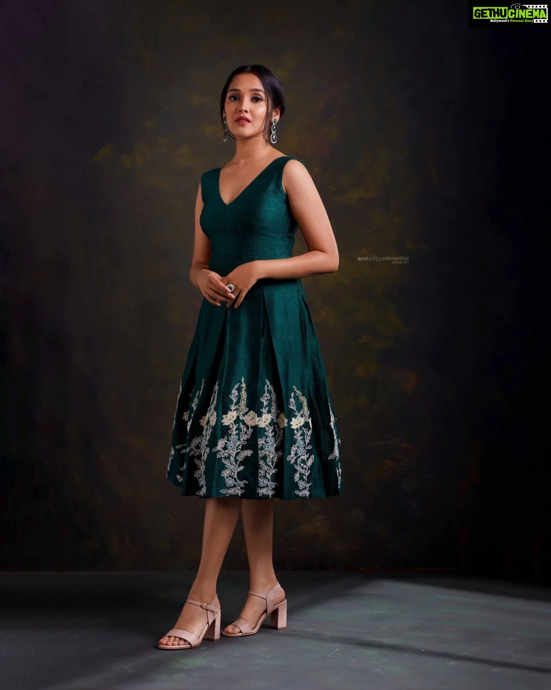 Anikha Instagram - 💚💚 @arun_payyadimeethal @jo_makeup_artist @stylestoriesbypriyanka @gospelofdesign @alkas_bridal @shamnad_wedads @shadowfx2021