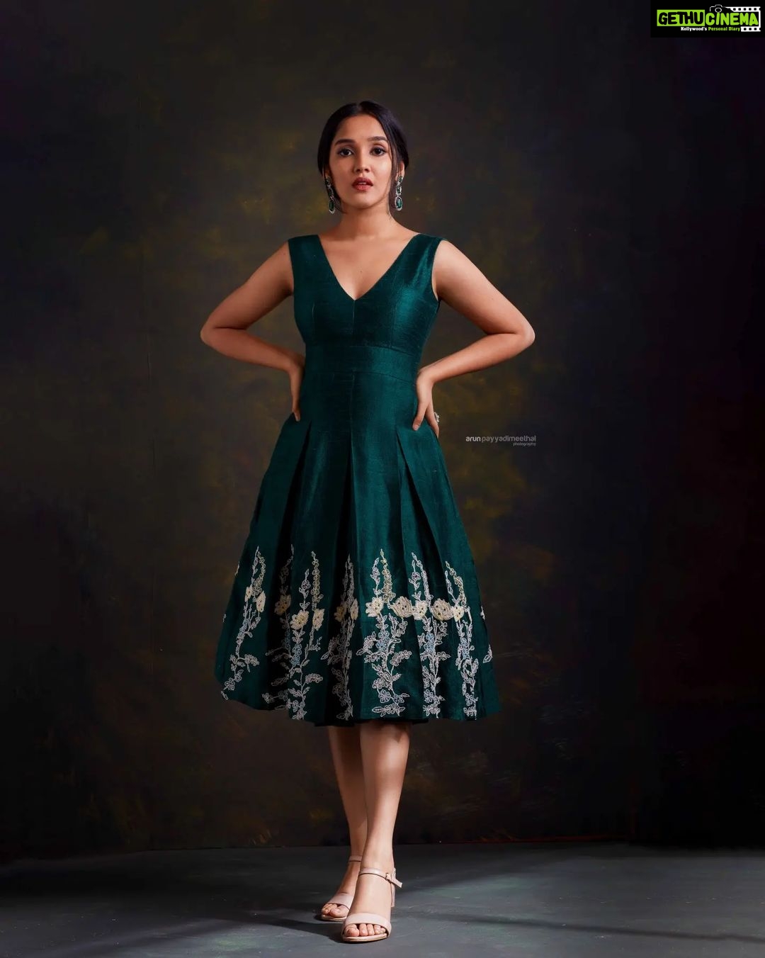 Anikha Instagram - 💚💚 @arun_payyadimeethal @jo_makeup_artist @stylestoriesbypriyanka @gospelofdesign @alkas_bridal @shamnad_wedads @shadowfx2021