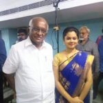 Anitha Sampath Instagram - விகடன் பொறுப்பாசிரியர் திரு.ரவிபிரகாஷ் அவர்களது புத்தக வெளியீட்டு விழாவில் தொகுப்பாளினியாக நான்... SP முத்துராமன் ஐயா ,பாக்யராஜ் சார் போன்றோரை சந்தித்ததில் மிக்க மகிழ்ச்சி..ரவிபிரகாஷ் அவர்களின் மகளும் நானும் ஏழாம் வகுப்பில் இருந்து ஒன்றாக படித்தவர்கள்..தனது 18ஆண்டு கால உழைப்பிற்கு பின் இந்த புத்தகத்தை வெளியிட்டுள்ளார் பத்திரிகையாளர் அமரர் சாவி அவர்களின் மாணவர் திரு.ரவிபிரகாஷ் அவர்கள்.