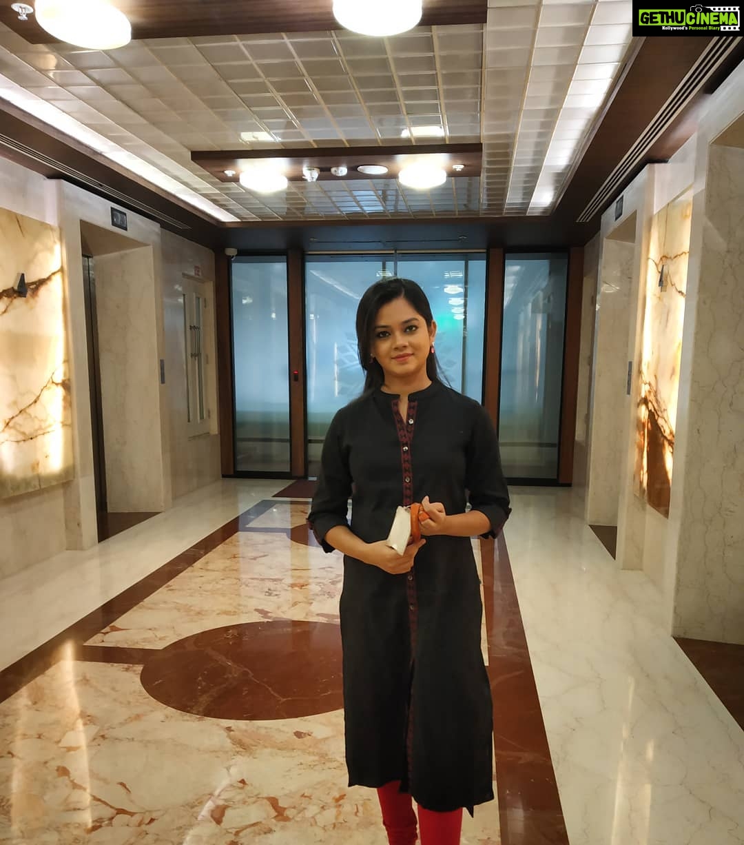 Anitha Sampath Instagram - My office lift lobby... #anitha #anithasampath #anchoranitha #suntv #Sunnews