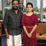 Anitha Sampath Instagram - கரு.பழனியப்பனின் தீவிர ரசிகை நான்..அவரது பேச்சாற்றல் பாமரனுக்கும் புரியும் வகையில் அமையும்...இயக்குனர் என்பதையும் தாண்டி..அவர் பேச்சின்பால் தான் அதிகம் ஈர்க்கப்பட்டு இருக்கிறேன்.. தமிழகமே கண்ணீர் வற்றிப் போயுள்ள இந்த வேளையில் நூற்றாண்டு நாயகன் கலைஞர் ஐயா குறித்த நினைவலைகளை எனக்கு பிரியமான ஆளுமையுடன் பகிர்ந்து கொண்டதில் மன நிறைவே.... #vanakkamthamizha #karu.pazhaniyappan #anchoranitha #anitha #suntv #sunnews