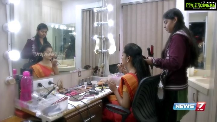 Anitha Sampath Instagram - Long long ago..so long ago..when i was in news7tamil channel...specially for 8pm news we tried shooting the things which will happen before the news bulletin starts..like makeup...TalkBack and mic fixing..going through the rundown news once..this also shows the audience that how many people's hardwork is at the back of half an hour news bulletin..great try from news7 camera persons.. #anchoranitha #anitha #newsanchor #behindthenews