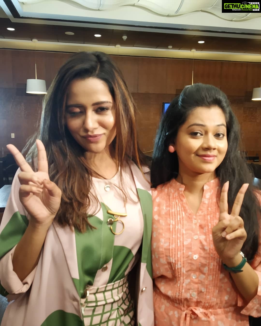 Anitha Sampath Instagram - @raizawilson at our Suntv office today...so happy to meet her..she was so casual and kind.. All the best for your movie #pyarpremakadhal... #anchoranitha #suntv #sunnews #anitha