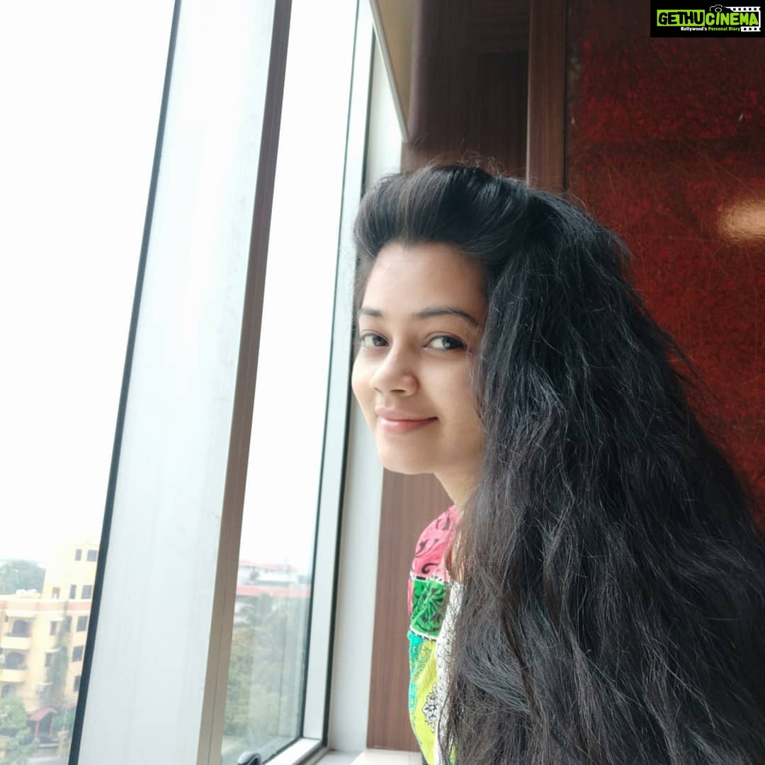 Anitha Sampath Instagram - #saturday #office #less_populated_officeday #nomakeup_look #washedhairselfie #anchoranitha #suntvnews