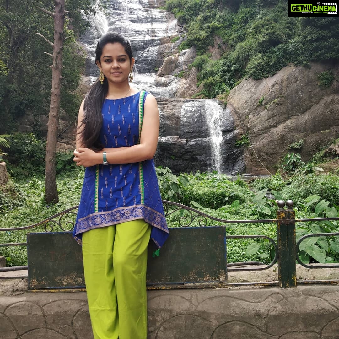 Anitha Sampath Instagram - என்னுடன், கொடைக்கானல் வெள்ளி நீர்வீழ்ச்சியும் வாசலில் இருந்த பஜ்ஜி கடையும்... #kodaikanal_diaries