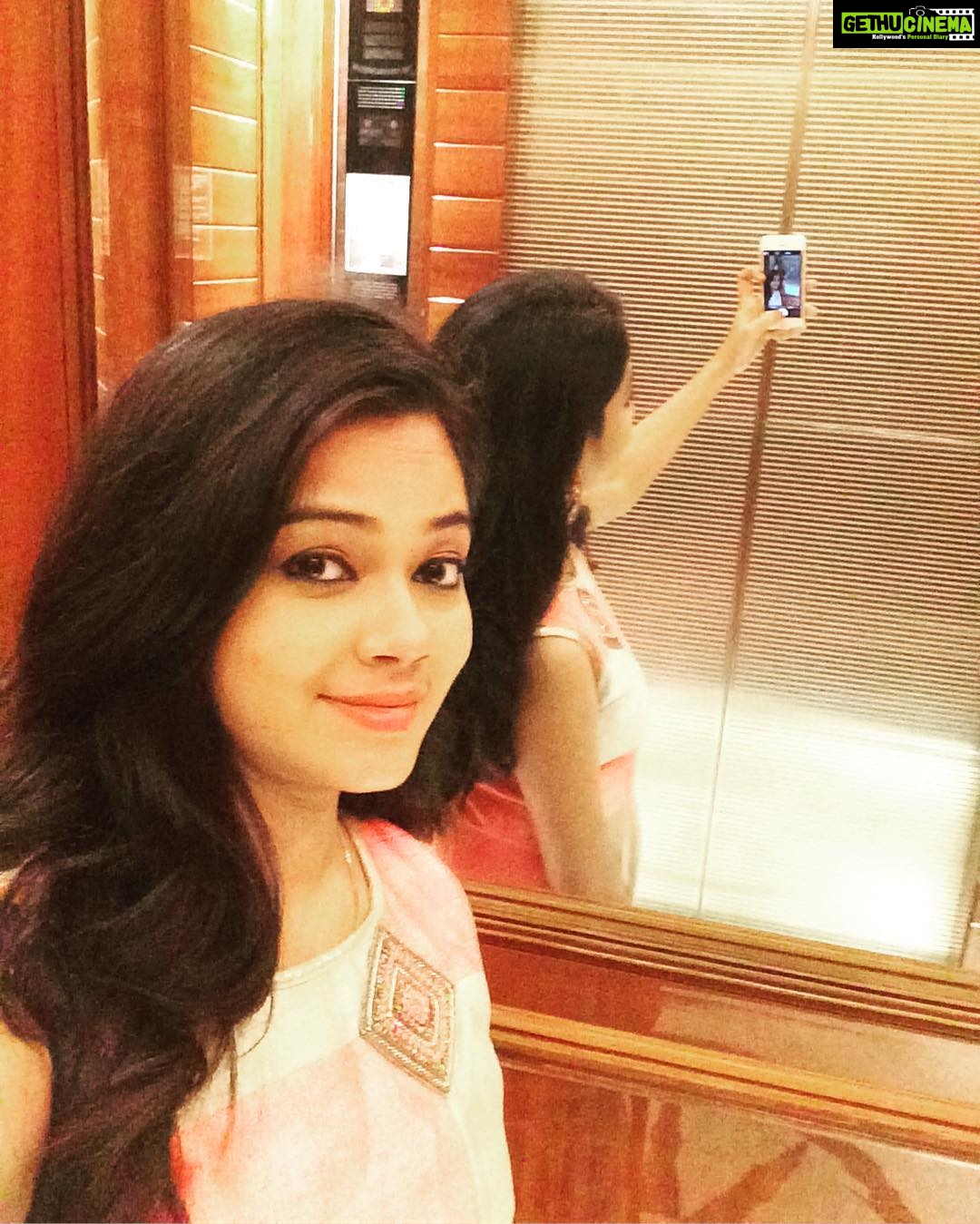 Anitha Sampath Instagram - Click in the office lift..#suntv #liftie #worktime #anchoranitha #happymonday