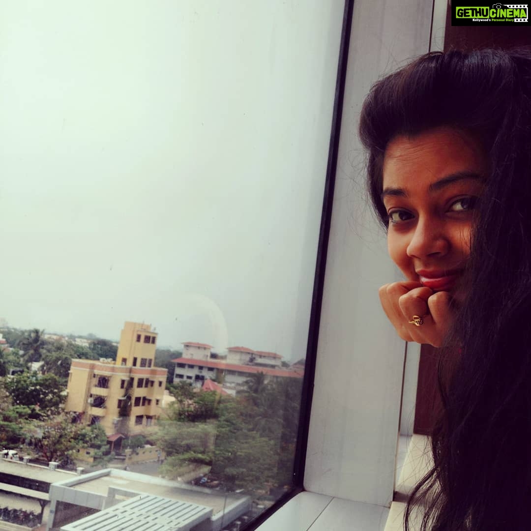 Anitha Sampath Instagram - #saturday #office #less_populated_officeday #nomakeup_look #washedhairselfie #anchoranitha #suntvnews