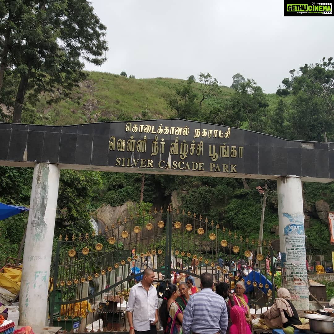 Anitha Sampath Instagram - என்னுடன், கொடைக்கானல் வெள்ளி நீர்வீழ்ச்சியும் வாசலில் இருந்த பஜ்ஜி கடையும்... #kodaikanal_diaries
