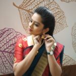 Anitha Sampath Instagram - #suntvnews #newsanchor #lovemyjob #redgreengold #anchoranitha