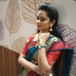 Anitha Sampath Instagram - #suntvnews #newsanchor #lovemyjob #redgreengold #anchoranitha