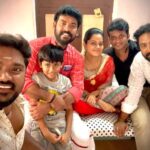 Anitha Sampath Instagram – குங்குமத்தேன் குடும்பம்😍
A picture to cherish for a lifetime💗

@actor_balasaravanan 
#actorvimal anna with his son
@martyn_aji director 
@vathsanveera 

Pic taken during our shoot in dindugal..😍 annan forever😍 friends forever😍 Dindugal