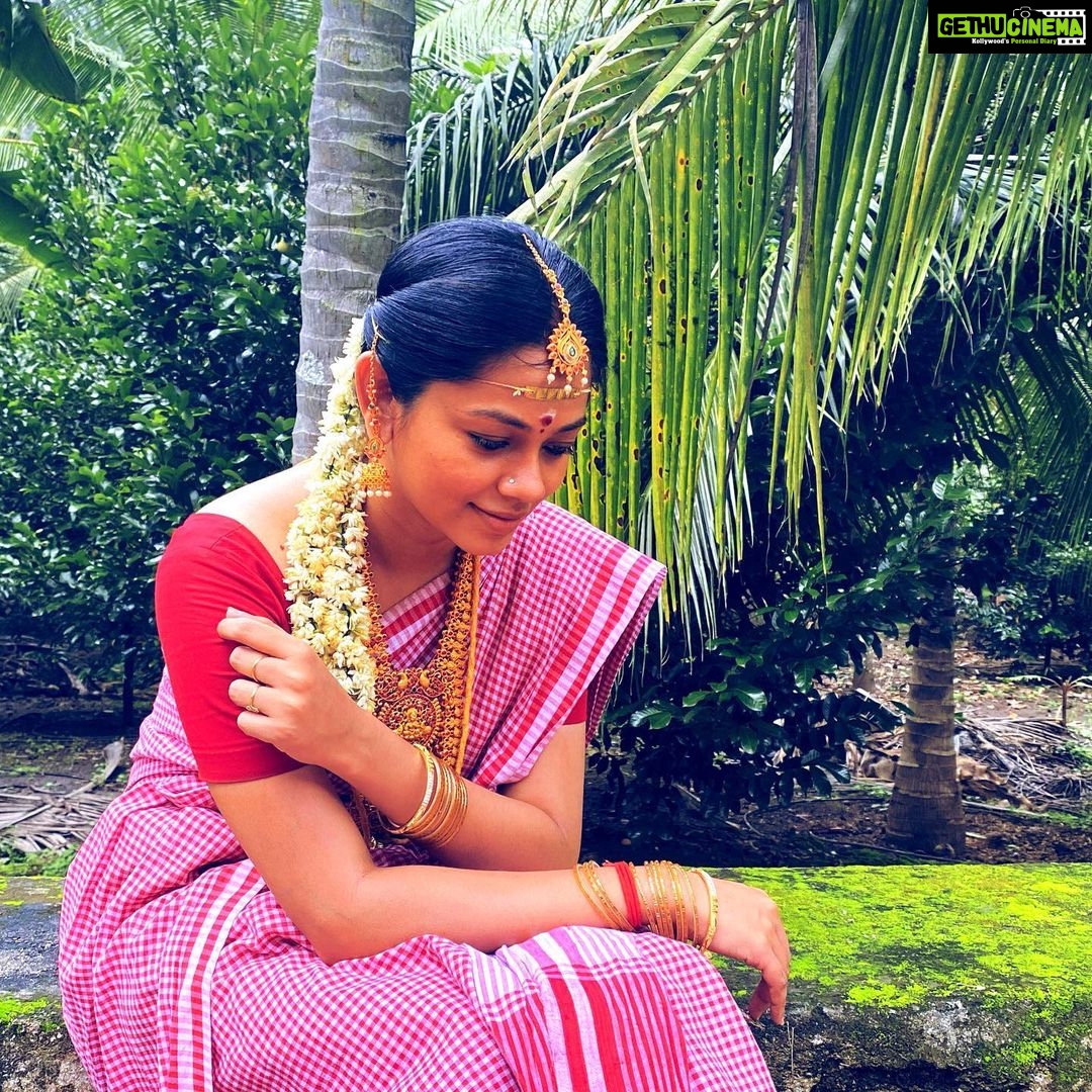 Anitha Sampath Instagram - குங்குமத்தேன் திராவிட நிறத்தில்😍 Loving the “dark me”😍 வரப்போற அடுத்த படத்துக்காக ஆசைப்பட்டு 30 நாட்களா,தினம் போட்ட அரிதாரம்.ரெகுலர் மேக்கப்ப விட இதுதான் முடிக்க அதிக நேரம் எடுத்துச்சு.ஆனாலும் அவ்வளவு நேரமும் ஆசையா மேக்கப் போட்டுப்பேன்.கலைக்கவே மனசு வராது🥰 #dindugal #shooting #kungumathen Batlagundu"
