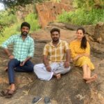 Anitha Sampath Instagram – All about today💚🧡💛
Dindugal diaries
@actor_balasaravanan #actorvimal 
#movietime #shooting Ayyampalayam