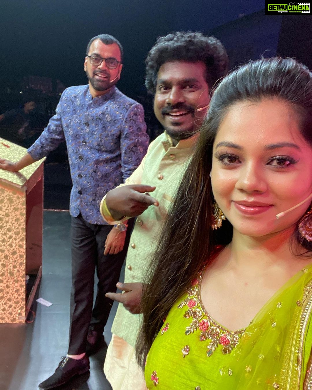 Anitha Sampath Instagram - Oru kalathula connections show ku kuptum jagan anna romba kalaiparu nu bayandhu nan pogave illa😂 after so many years unexpectedly he was the anchor for this show😂 and on the contrast he was sooo sweet and frank. Happy meeting the other lovelies too🥰Today at 9pm in malasian channel “astro vinmeen” costume @instorefashions #anithasampath #nandujagan #nakchatra #jennifer #kureshi #sam #balajimurugadoss #dhadibalaji #thangadurai #madhumitha #astrovinmeen #astro