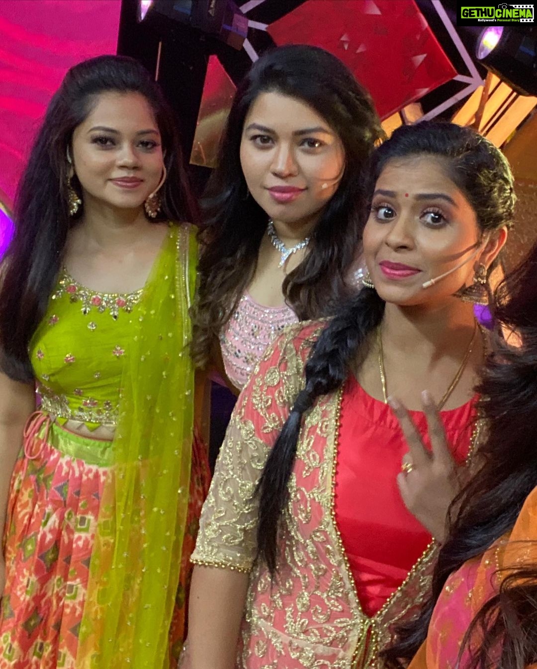 Anitha Sampath Instagram - Oru kalathula connections show ku kuptum jagan anna romba kalaiparu nu bayandhu nan pogave illa😂 after so many years unexpectedly he was the anchor for this show😂 and on the contrast he was sooo sweet and frank. Happy meeting the other lovelies too🥰Today at 9pm in malasian channel “astro vinmeen” costume @instorefashions #anithasampath #nandujagan #nakchatra #jennifer #kureshi #sam #balajimurugadoss #dhadibalaji #thangadurai #madhumitha #astrovinmeen #astro