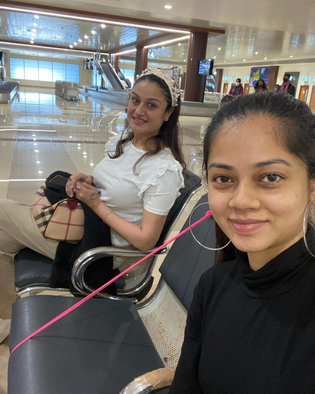 Anitha Sampath Instagram - anitha with anitha! Movie update🥰 next movie with @soniaaggarwal1 mam😍 i still remember how my school seniors calls me 7G instead of my name!😅 #kochishooting #sathyaraj #meena #soniaagarwal #anithasampath #rowdybaby #movie Cochin International Airport