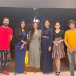 Anitha Sampath Instagram - All about yesterday at the movie premiere of #ramanandalumravananandalum congratulations baby @actress_ramyapandian 🥳 costume @instorefashions With the gang @singerkrish @jithanramesh_official @aajeedh_khalique @sundari_designer @samyuktha_shan Happy joining you all after bb jodigal! Sathyam Cinemas