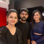 Anitha Sampath Instagram - All about yesterday at the movie premiere of #ramanandalumravananandalum congratulations baby @actress_ramyapandian 🥳 costume @instorefashions With the gang @singerkrish @jithanramesh_official @aajeedh_khalique @sundari_designer @samyuktha_shan Happy joining you all after bb jodigal! Sathyam Cinemas