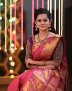 Anitha Sampath Instagram - ஆனந்த விகடன் நம்பிக்கை விருதுகள்-2020 😊 தொடர்ந்து 3வது முறையாக தொகுத்து வழங்குவதில் மகிழ்ச்சி. நன்றி #விகடன்_குழுமம்🙏🏻
Makeup @zai.makeover.studio 
Blouse @sajna_bridal_wear_designer 
Jewel @made_for_hers 
Click @ar_kannan_photography 
Saree #myweddingsaree