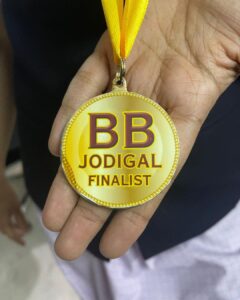 Anitha Sampath Instagram - Yesssss💪🏼😇 idha vangradhukulla ennaaaaa adi😂nama vali ilama class pona naale illa..sharik ena vida romba mosam😂avan parakradhum ,enna thooki veesuradhum😂😂😂😂 ore kootha irukum
Pc of pic1 : avane dhan😛 @itsme_pg . veetuku vandhu surprise ah sonen direct finalist nu.😇 memorable day it was!