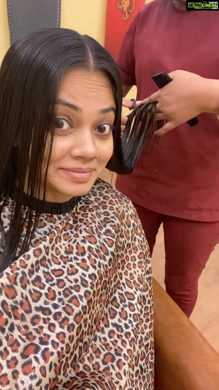 Anitha Sampath Instagram - Was thinking about having a short hair for a very long time.. and finally😍 new hair look☺️ haircut at @amaramedaesthetics porur. . . #haircut #hairstyles #newhaircut #hairstyle #anitha #anithasampath #anithasambath #biggboss #biggbosstamil #biggboss4tamil #biggboss4 #newsreader #newsreaderanitha #vijaytv #vijaytelevision #bbjodigal #trending #trendingreels #trendingreelsvideo #chakkuchakkuvathikutchi #porur #chennai #hairclinic #chennaiskinandhairclinic #skinandhairclinic #amaramedaesthetics Amara Med Aesthetics