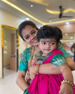 Anitha Sampath Instagram - My kind of people are the ones who make time to meet me ❤️🥰
Love you @official_anithasampath 

#srideviashok #anithasampath #sitarachintala