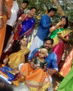 Anitha Sampath Instagram - Mottai function nu வந்துட்டாலே இந்த "தாய் மாமன" மட்டும் தான் தாங்கு தாங்குனு தாங்குறாங்க பா.. அத்தை சொத்தையாக உக்காந்து இருந்த மொமண்ட்..!
.
Praba's akka ponnu venba's  first mottai at sholingar..
.
Youtube version:
குழந்தையுடன் அனிதா பதிவிட்ட புகைப்படம்..அதிர்ச்சியில் ரசிகர்கள்! Moment..
