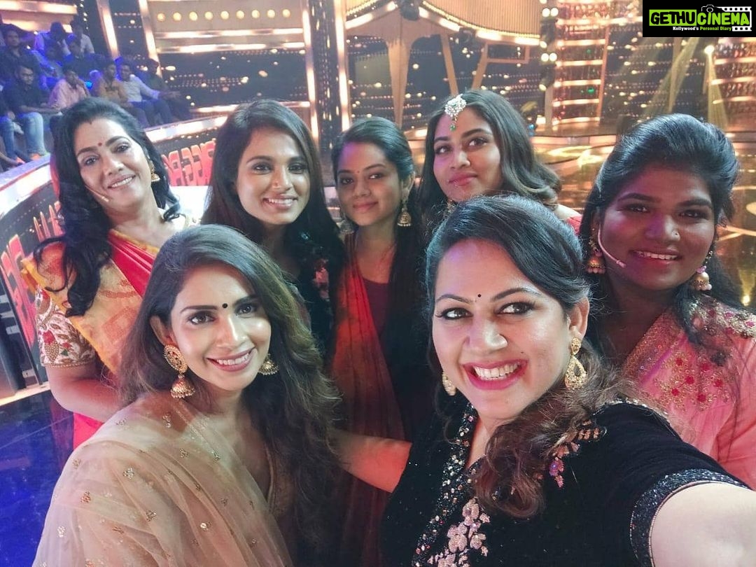 Anitha Sampath Instagram - Pic with my other female contestants.. All are unique and lovable in their own way..the game is over! Let's show only love to all.. . sanam is missing..konjam seekirama kelambitanga..(kepinga nu theiriyum adhan munadiye soliten.lol) and Gaby ah kanom . @rekhaharris @samyuktha_shan @archanachandhoke @aranthainisha @shivani_narayanan @actress_ramyapandian