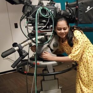 Anitha Sampath Instagram - பெத்த புள்ளய விட்டுட்டு போற மாதிரி என்னமோ ஒரு கனமான உணர்வு..7 வர்ஷமா இந்த கேமரா கூட தான் அதிக நேரம் செலவு பண்ணிருக்கேன்..7 வர்ஷ செய்தி வாசிப்பு..எனக்கு சோறு போட்ட வேலை மட்டும் இல்ல ..நான் நேசிச்ச, நான் ஏங்குன, நான் கனவு கண்ட, எனக்கு புடிச்ச வேலை..
.
"உனக்கு அப்பறம் வந்த புது பொண்ணுங்கள்ளாம்,சீரியல் ஷோ அது இதுனு வளந்துட்டாங்க..நீ ஏன் இன்னும் நியூஸயே படிச்சிகிட்டு வளராம இருக்கனு நிறைய பேர் கேப்பாங்க"
.
திடீர் ட்ரெண்டிங்க்கு பிறகு செய்தி வாசிப்பு தவிர பல வாய்ப்புகள் வரும் போதும்...அதுல நிறையவே சம்பாதிக்கலாம்னு தெரிஞ்சும்..நான் எந்த வாய்ப்பையும் ஏத்துக்கல..அடுத்து எடுத்து வக்கிற அடி நல்ல வாய்ப்பா நம்ம மனசுக்கு சரினு பட்டா மட்டும் தான் ஏத்துக்கணும்னு கடந்த 2 வர்ஷமா செய்திகளை விடாம இருந்தேன்..
.
கடைசியா இப்போதைக்கு ஒரு சின்ன இடைவெளி கொடுக்க வேண்டிய நேரம்! 
.
நான் பிரம்மிச்சு பார்த்த ஒரு உலக தர கலைஞனின் பக்கத்துல நிக்கிர வாய்ப்பு..!
.
உலகத்து சினிமாக்காரன்லாம் வாய பொலந்து வியந்த ஒரு நடிகன் என் பெயர உச்சரிக்க போகிற ஒரு வாய்ப்பு..
.
அவர் பக்கதுல நின்னு பேசி இருக்கேன்னு என் அடுத்த சந்ததிக்கிட்டயும் சொல்லி சொல்லி பெரும பட்டுக்க கூடிய ஒரு வாய்ப்பு..
.
வெற்றி பெருவதெல்லாம் வேற விஷயம்..முதல்ல இந்த வாய்ப்பு என்பதே அவ்ளோ எளிதில கிடைக்க கூடிய வாய்ப்பு இல்ல....
.
இத கண்டிப்பா experience பண்ணனும்னு தான் இந்த முடிவு!!
.
எப்போதும் உங்கள் ஆதரவை எதிர்ப்பார்த்து..உள்ளே! நான் நானாக!!

This official page is temporarily handled by admin @itsme_pg