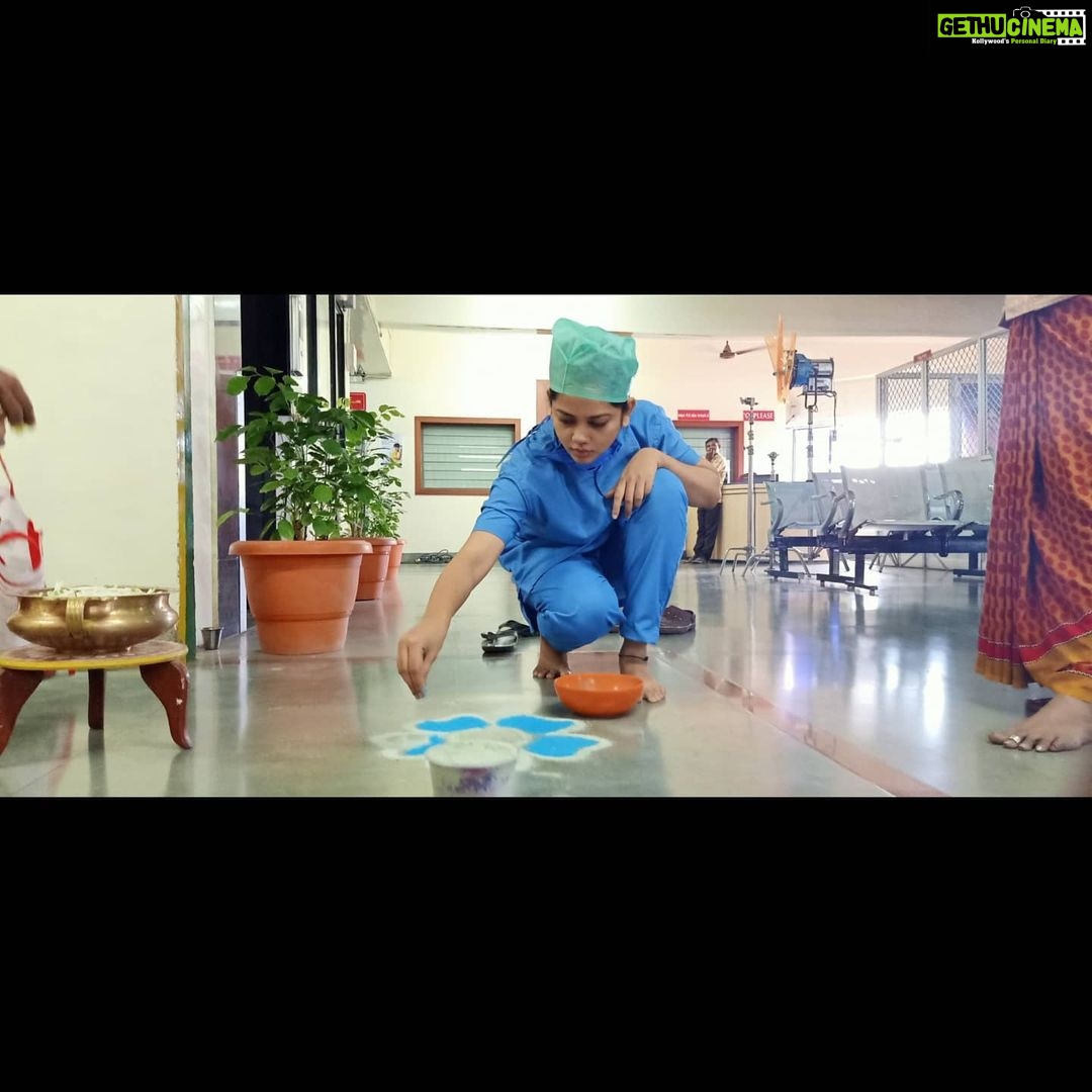 Anitha Sampath Instagram - கோலம் போடுறதுனா அவ்ளோ பிடிக்கும்..emergency webseries shooting la doctor getupலாம் போட்டுட்டு ரொம்ப நேரமா எங்க சீன்க்கு wait பண்ணிட்டு இருந்தேன்...எனக்கு பின்னாடி lighting லாம் கூட set பண்ணி வச்சிருந்தாங்க.. . hospitalல எல்லா சாமிக்கும் முன்னாடி கோலம் போட பணியாள் அக்கா வந்தாங்க..action சொல்ற gapல வந்து அவங்க கிட்ட இருந்த கோலமாவ கேட்டு வாங்கி கோலம் போடும் போது க்ளிக்கியது.. . அது ஒரு நிலா காலம்..! . #மதுரை_டைரீஸ் #madurai_diaries #meenakshimission #webseries #emergency