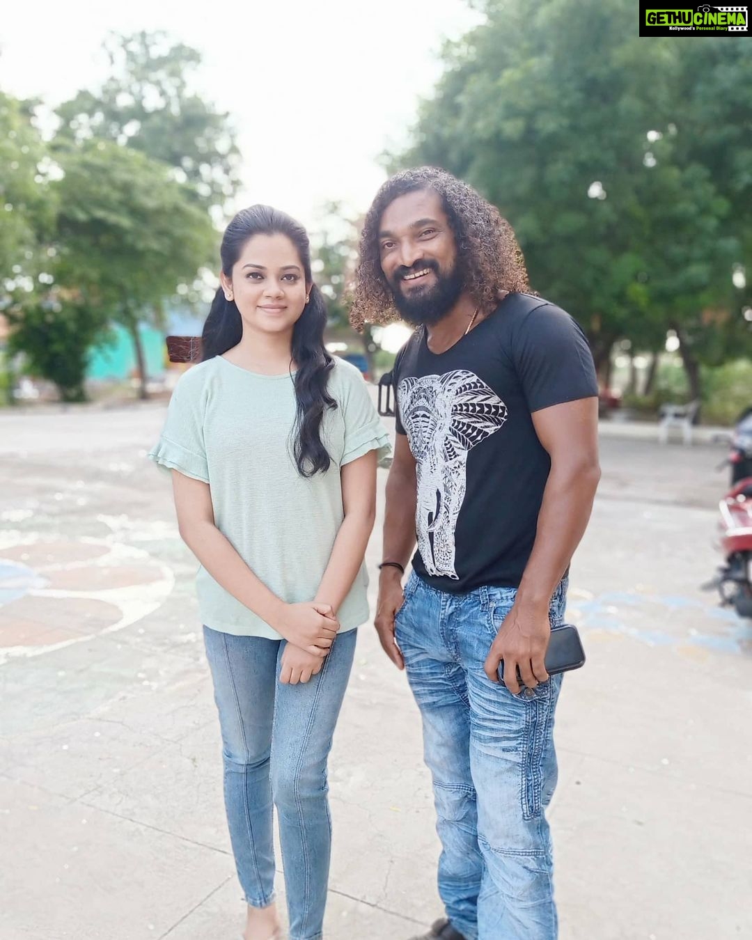 Anitha Sampath Instagram - Sharing my shoot experience with Stunt Silva master: "அதாரு அதாரு" பாட்டுல பாத்து இருப்பீங்க..renowned stunt master in Tamil and Telugu industry.. hero இல்லாத இந்த pilot movieல முக்கியமான co artist..மாஸ்டர் கிட்ட நான் பேசுனேன்னா சவுண்டே கேக்காது..வெறும் காத்துதான் வரும்...அவ்ளோ பயம் மாஸ்டர பாத்தா.. . breakfast lunch dinnerனு எல்லாரும் ஒன்னாதான் சாப்பிடுவாங்க..ஆனா நான் மாஸ்டர் போய்ட்டாரானு பாத்துட்டு அவரு போன அப்புறம் தான் சாப்பிடவே உக்காருவேன்.. . அவரு பக்கதுல எனக்கு தட்டு இருந்தா..அவரு வரதுகுள்ள என் தட்ட எடுத்துகுட்டு குடு குடுனு ஓடி வந்துடுவேன்.. . அவரு மூவி டீம் கூட பேசிட்டு இருக்கும் போது அந்த பக்கமா cross பண்ணி போனேன்னா "வாங்க மா..வந்து உக்காருங்க"னு சொல்லுவாரு..இல்ல பரவால சார்னு பயந்து escape ஆயிருவேன்.. . சம்மந்தமே இல்லாம அவ்ளோ பயம்..அவரு பாக்க rough and toughஆ இருக்குறதுனாலயும் எல்லா படத்துலயும் வில்லனாவும் ரவுடியாவுமே பாத்ததுனாலயும் அந்த பயம் போல.. . ஆனா ரெண்டாவது நாளே எங்க கிட்ட ரொம்ப ரொம்ப நல்லா பேசுனாரு..மாஸ்டர் இல்லனாதான் போர் அடிச்சிது..அவரு இருந்தா செட்ல சிரிப்பு சத்தம் கேட்டுட்டே இருக்கும்.. . நாம தான் ரொம்ப reserved ஆ இருந்துட்டோம் போலனு தோனுச்சு...எல்லா பெரிய celebrities ஓட off screen behaviour பத்திலாம் ஆர்வமா கேட்டு தெரிஞ்சிப்பேன்.. . கடைசி நாள்லாம் மாஸ்டர ரொம்ப மிஸ் பண்றோம்னு எல்லாரும் பேசுற மாதிரி ஆயிடுச்சு.. . ரொம்ப dedicated ஆன perfectionist @silva_stunt .. . In Pic2 Dir @j.sathiyaseelan Master @silva_stunt Co artist @anushri_anitha