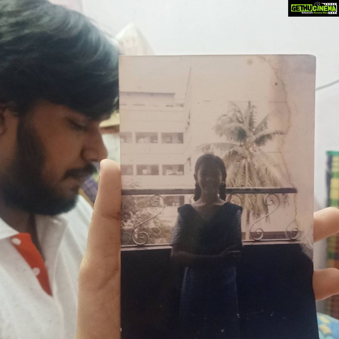 Anitha Sampath Instagram - எட்டாங்கிளாஸ் அனிதா சம்பத்..ஆசிரியர்கள் தினத்தன்று யாருக்கும் தெரியாமல் வகுப்புக்கு யாரோ கேமரா கொண்டு வந்தாங்க..அப்ப ஆசிரியர்கள் யாரும் இல்லாத போது டக்கென எடுத்தது.. வெளிச்சத்துக்கு எதிர நின்னு போட்டோ எடுக்கணும்ங்கிற அடிப்படை அறிவு கூட இல்லாத வெகுளி 90ஸ் கிட் கூட்டம்..😄வகுப்புலயே height orderல முதல்ல நிக்கிற குட்டி பொன்னு 12th வரைக்குமே நான் தான்..