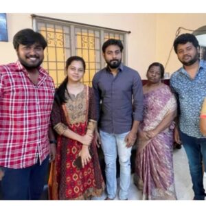 Anitha Sampath Instagram - Family time with aari! Thanks for the visit aari.hope this bro bond continues forever! @aariarujunanactor

From left to right- 
Cousin anna periyamma,me,aari,Amma,Praba,thambi