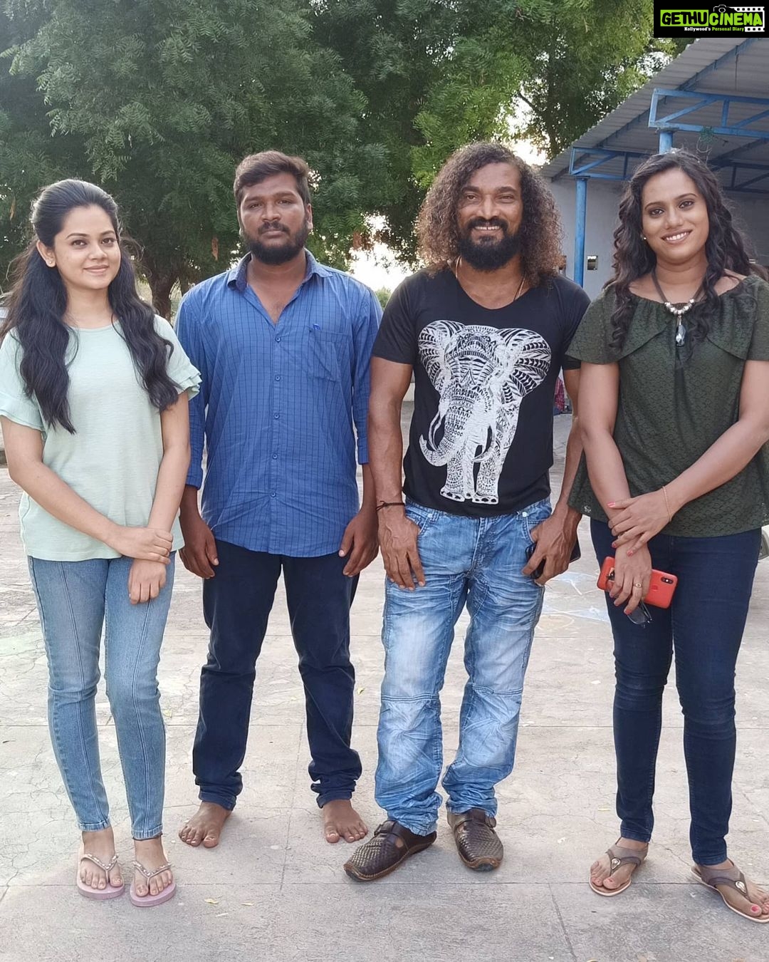 Anitha Sampath Instagram - Sharing my shoot experience with Stunt Silva master: "அதாரு அதாரு" பாட்டுல பாத்து இருப்பீங்க..renowned stunt master in Tamil and Telugu industry.. hero இல்லாத இந்த pilot movieல முக்கியமான co artist..மாஸ்டர் கிட்ட நான் பேசுனேன்னா சவுண்டே கேக்காது..வெறும் காத்துதான் வரும்...அவ்ளோ பயம் மாஸ்டர பாத்தா.. . breakfast lunch dinnerனு எல்லாரும் ஒன்னாதான் சாப்பிடுவாங்க..ஆனா நான் மாஸ்டர் போய்ட்டாரானு பாத்துட்டு அவரு போன அப்புறம் தான் சாப்பிடவே உக்காருவேன்.. . அவரு பக்கதுல எனக்கு தட்டு இருந்தா..அவரு வரதுகுள்ள என் தட்ட எடுத்துகுட்டு குடு குடுனு ஓடி வந்துடுவேன்.. . அவரு மூவி டீம் கூட பேசிட்டு இருக்கும் போது அந்த பக்கமா cross பண்ணி போனேன்னா "வாங்க மா..வந்து உக்காருங்க"னு சொல்லுவாரு..இல்ல பரவால சார்னு பயந்து escape ஆயிருவேன்.. . சம்மந்தமே இல்லாம அவ்ளோ பயம்..அவரு பாக்க rough and toughஆ இருக்குறதுனாலயும் எல்லா படத்துலயும் வில்லனாவும் ரவுடியாவுமே பாத்ததுனாலயும் அந்த பயம் போல.. . ஆனா ரெண்டாவது நாளே எங்க கிட்ட ரொம்ப ரொம்ப நல்லா பேசுனாரு..மாஸ்டர் இல்லனாதான் போர் அடிச்சிது..அவரு இருந்தா செட்ல சிரிப்பு சத்தம் கேட்டுட்டே இருக்கும்.. . நாம தான் ரொம்ப reserved ஆ இருந்துட்டோம் போலனு தோனுச்சு...எல்லா பெரிய celebrities ஓட off screen behaviour பத்திலாம் ஆர்வமா கேட்டு தெரிஞ்சிப்பேன்.. . கடைசி நாள்லாம் மாஸ்டர ரொம்ப மிஸ் பண்றோம்னு எல்லாரும் பேசுற மாதிரி ஆயிடுச்சு.. . ரொம்ப dedicated ஆன perfectionist @silva_stunt .. . In Pic2 Dir @j.sathiyaseelan Master @silva_stunt Co artist @anushri_anitha