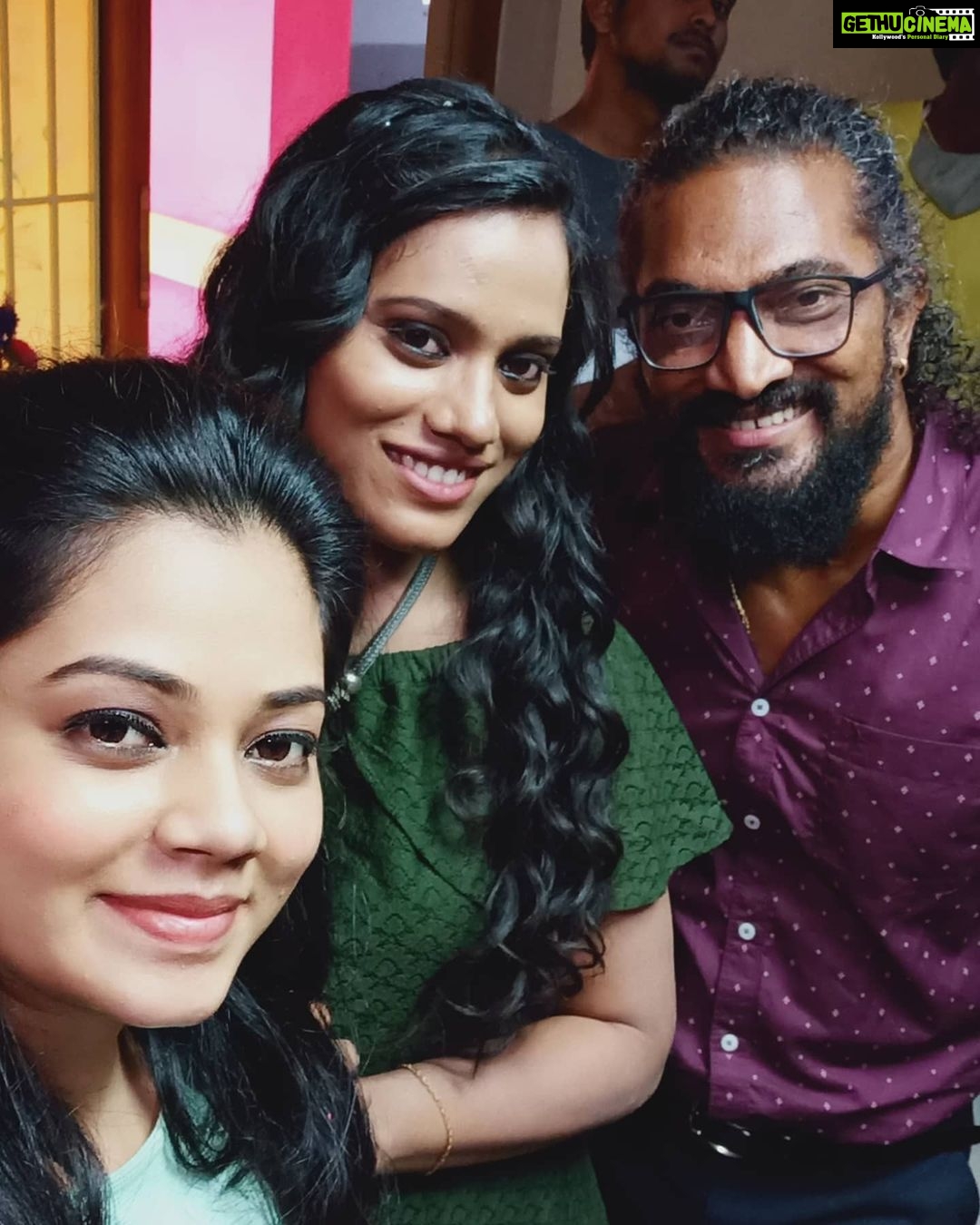 Anitha Sampath Instagram - Sharing my shoot experience with Stunt Silva master: "அதாரு அதாரு" பாட்டுல பாத்து இருப்பீங்க..renowned stunt master in Tamil and Telugu industry.. hero இல்லாத இந்த pilot movieல முக்கியமான co artist..மாஸ்டர் கிட்ட நான் பேசுனேன்னா சவுண்டே கேக்காது..வெறும் காத்துதான் வரும்...அவ்ளோ பயம் மாஸ்டர பாத்தா.. . breakfast lunch dinnerனு எல்லாரும் ஒன்னாதான் சாப்பிடுவாங்க..ஆனா நான் மாஸ்டர் போய்ட்டாரானு பாத்துட்டு அவரு போன அப்புறம் தான் சாப்பிடவே உக்காருவேன்.. . அவரு பக்கதுல எனக்கு தட்டு இருந்தா..அவரு வரதுகுள்ள என் தட்ட எடுத்துகுட்டு குடு குடுனு ஓடி வந்துடுவேன்.. . அவரு மூவி டீம் கூட பேசிட்டு இருக்கும் போது அந்த பக்கமா cross பண்ணி போனேன்னா "வாங்க மா..வந்து உக்காருங்க"னு சொல்லுவாரு..இல்ல பரவால சார்னு பயந்து escape ஆயிருவேன்.. . சம்மந்தமே இல்லாம அவ்ளோ பயம்..அவரு பாக்க rough and toughஆ இருக்குறதுனாலயும் எல்லா படத்துலயும் வில்லனாவும் ரவுடியாவுமே பாத்ததுனாலயும் அந்த பயம் போல.. . ஆனா ரெண்டாவது நாளே எங்க கிட்ட ரொம்ப ரொம்ப நல்லா பேசுனாரு..மாஸ்டர் இல்லனாதான் போர் அடிச்சிது..அவரு இருந்தா செட்ல சிரிப்பு சத்தம் கேட்டுட்டே இருக்கும்.. . நாம தான் ரொம்ப reserved ஆ இருந்துட்டோம் போலனு தோனுச்சு...எல்லா பெரிய celebrities ஓட off screen behaviour பத்திலாம் ஆர்வமா கேட்டு தெரிஞ்சிப்பேன்.. . கடைசி நாள்லாம் மாஸ்டர ரொம்ப மிஸ் பண்றோம்னு எல்லாரும் பேசுற மாதிரி ஆயிடுச்சு.. . ரொம்ப dedicated ஆன perfectionist @silva_stunt .. . In Pic2 Dir @j.sathiyaseelan Master @silva_stunt Co artist @anushri_anitha