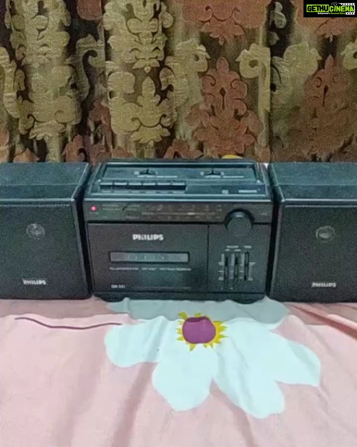 Anitha Sampath Instagram - ஒரு 90s kidஆ அப்போ இருந்த சில விஷயங்கள நெனச்சி "ச்சே அந்த காலத்துல அதெல்லாம் எப்படி இருக்கும்ல" நு சிலாகிச்சி பேசிப்போம்..ஆனா பிரபா ஒரு படி மேல போயி அந்த பொருட்கள எங்க கிடைக்கும்னு தேடி தேடி வாங்குவான்.. . சில மாதங்கள் முன்னாடி பழங்காலத்து பெண்டுலம் கடிகாரம் வாங்கினான்.. . பிறகு பல வருட தேடலுக்கு பின்னால் இப்ப ஒரு ஆர்மி மேன் கிட்ட இருந்து பழைய 1995 புல்லட் வாங்கினான்.. . இன்று... இந்த 1990 ஆம் வருட டேப் ரெக்காடர்..ரேடியோ ஓட.. . 1991 ல பொறந்த ஒரு குட்டி பையன், இதெல்லாம் வாழ்க்கைல எப்ப வாங்குவோம்னு ஏங்கி..டைம் ட்ராவல் பண்ணி 2020க்கு வந்து வேலைக்கி போன காசுல 2020ல இதெல்லாம் வாங்கி ஆசைய தீத்துக்குற மாதிரி இருக்கு!! . உங்க தாத்தா அந்த காலத்துல...னு இழுத்து பேர பிள்ளைங்களுக்கு சொல்ல போற கதையில இந்த பழக்கம் பத்தி கண்டிப்பா இருக்கும்..!! . உங்கள்ள எத்தனை பேருக்கு இதே மாதிரி டேஸ்ட் இருக்கு..வாங்க பழகலாம்..