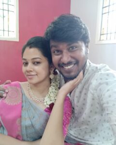 Anitha Sampath Instagram - ஒரு வருடம் ஆன மாதிரி சுத்தமா தெரியல..ஏதோ 4-5 மாசம் ஆன மாதிரி தான் இருக்கு..கோரோனா காலத்துல எல்லாருக்கும் அப்படிதான் இருக்கோ என்னவோ.. . நேற்று எங்கள் முதலாம் ஆண்டு வாழ்விணை ஏற்பு நாளுக்கு வாழ்த்திய அனைவருக்கும் நன்றி.. தான் வேலைக்கு போற அவசரத்துலயும் எனக்கு காபி போட்டு எழுப்புற.. . நான் ஒரு ஈவண்ட் போயிட்டு வந்தா என் அம்மா மாதிரி எனக்கு உப்பு மிளகாய் கொண்டு வந்து சுத்தி போடுற.. . நான் விரும்புற உடைய அணிய அனுமதிக்கிற.. . நான் independent ஆ இருக்கணும்னு நெனக்கிற.. . என் வளர்ச்சிக்கு முழு காரணமா இருந்து..அதுக்கான பாராட்டுக்கு என்ன மட்டும் காரணமாக்கிட்டு..பின்னாடி ஓரமா நின்னு அமைதியா ரசிக்கிற.. . என் அம்மா வீட்டையும் அவன் வீடா நெனக்கிற கணவன் அமைஞ்சது நிஜமாவே எனக்கு பெரிய வரம் தான்..தேவதை என்றாலே பெண்களைத்தான் குறிப்பிடுவாங்க..ஆனா என் வாழ்வின் தேவதை பிரபாதான்.. . சும்மா யார் மேலயும் காதல் வந்துடாது..விழுந்து விழுந்து நான் காதலிக்கிறேன்னா அந்த அளவுக்கும் மேலான அன்பு அங்க இருந்தும் வருவதுதான் காரணம்.. எந்நேரமும் தங்கம் செல்லம்னு கொஞ்சுறது காதல் இல்ல.. எப்போதும் காம உணர்வுலயே இருக்குறதும் காதல் இல்ல.. காதல் ங்றது வேற..அது வார்த்தைகளையும் தொடுதல்களையும் கடந்தது.. . காதலிக்கும் போதும் கல்யாணத்துக்கு பிறகும் பிரபாவுக்கு உருக்கமா மெசஜ் அனுப்பும் போதெல்லாம் நான் எழுதுற கடைசி வரியை தான் இப்பவும் சொல்றேன்.. 