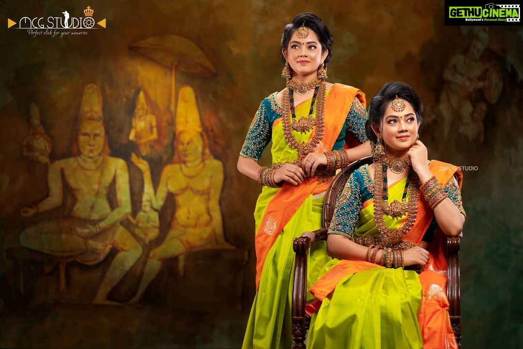 Anitha Sampath Instagram - With my sister..😂 Make-up & Hair @rinusmk Click @mcg_studio8216 Jewel @new_ideas_fashions Saree @meshira.in Blouse @je_queens_fashion Studio @arangaa.space